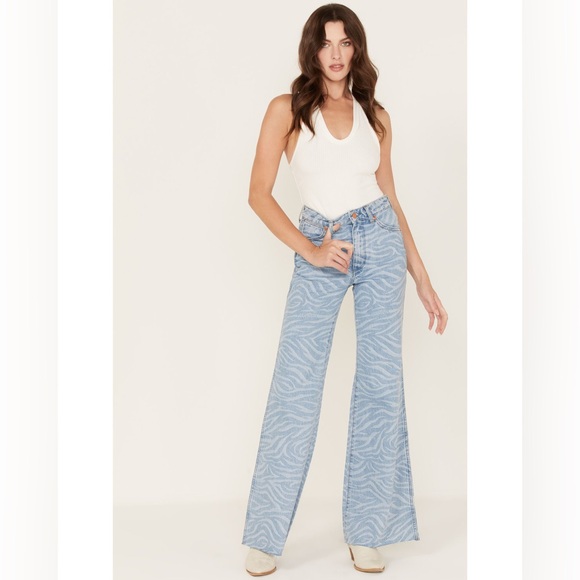 NWT Wrangler Women's Meow Laser Tiger Print
Wanderer Flare Jeans, Size 30x32 - Picture 1 of 4
